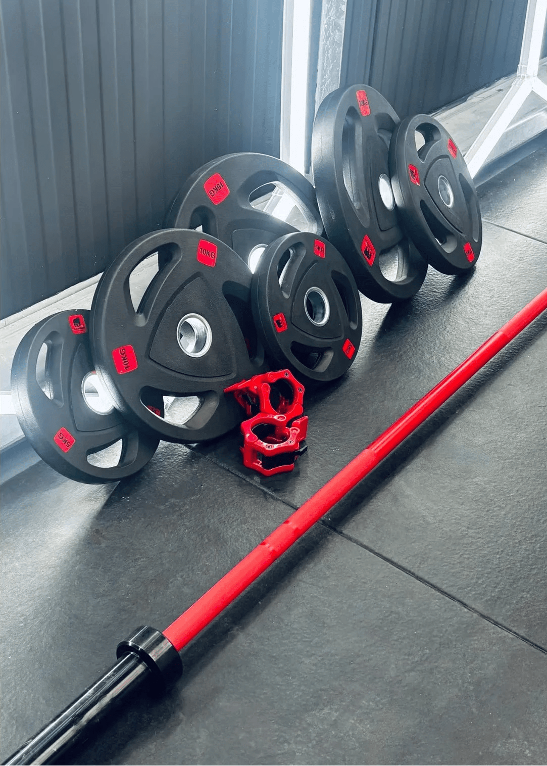 7ft 20kg Bar & 100kg Tri Grip Weights Package - BlackBear Fitness